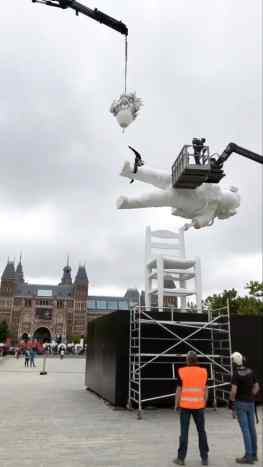 It never gets old to see a large scale sculpture installed!Here my balancing astronaut sculpture got installed in front of the world renowned rijks museum, van gogh museum and stedelijk museum.#sculpture #astronaut #modernart #streetart #josephklibansky #amsterdam