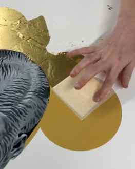I wanted to show you a small part of our hand made screen-printing process.Here you can see how we lay down the 24 karat gold leaf on the paper.. after this step we can start building depth in the image by creating shadows and highlights..The gorilla head itself is build up out of 12 different colors of ink 🖋  as you can see it nearly looks 3D .. it started as a white piece of paperFor interest please mail to: info@josephklibansky.com#screenprinting #artprints #artprint #josephklibansky
