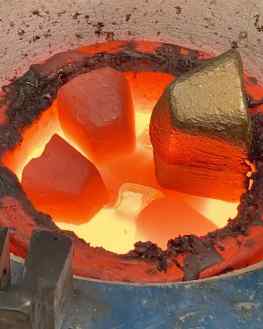 It just remains a magical process to melt these heavy bronze bars into beautiful delicate looking sculptures 🔥Maybe I should use this post to answer some of your questions about the process..? Shoot!
