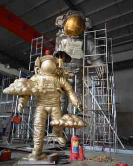 When I see this small golden scale model.. I instantly think it would make a great collectible for you guys!? 👩🏽‍🚀 #arttoy #arttoys #bearbrick #kawscompanion