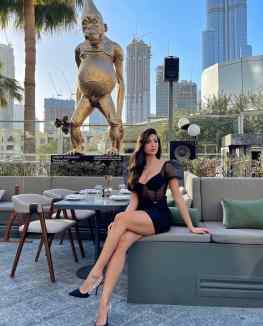 So super cool to see all these beautiful people in front of my sculpture at @galdubai  swipe to see more 🧚🏻‍♀️#mydubai  #artdubai  #dubailife