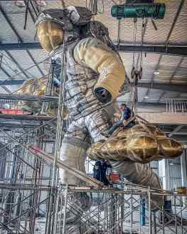 Here is a midway production shot of my new stainless steel and bronze sculpture.As you can see when zooming in a bit, we have applied body filler and primer on some parts of the steel.We will completely smoothen out the astronauts body and paint it white at the end 👩🏽‍🚀 you probably can see the shape of the bronze elements by now..?.#art #artist #design #artwork