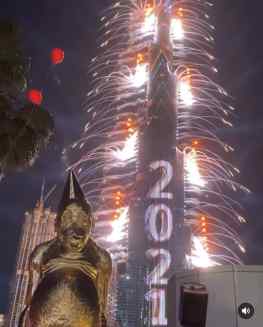 Found this amazing footage of my sculpture “Birthday Suit” ushering in the new year in Dubai.Just look at the breathtaking fireworks display! 💥 #dubai #art #josephklibansky #mydubai