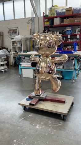 We are preparing this large bronze sculpture for shipment to Dubai 📦&nbsp; look at the beautiful polish on this artwork!