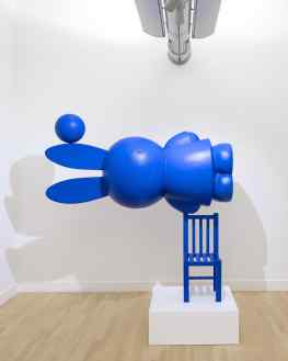 “Equilibrio Iconico” is a sculpture I made for the 60th anniversary of Miffy. It has been displayed in the Rijksmuseum, Museum de Fundatie and my exhibition in China 🐰 It could be pretty cool to make a minature version of this piece for at home? 💭 . . #artexhibition #artshow #contemporaryart #miffy #josephklibansky