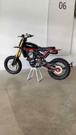 Have you seen the fully custom KLIBANSKY dirt bike yet?The bear 🐻 logo on the front fender is made with gold leaf.. what a detail 🔥 #dirtbike #custombike #bikelife