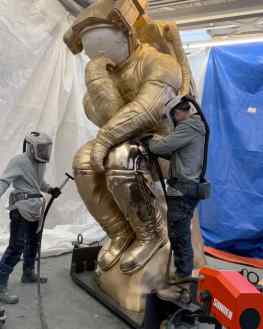 1000 thousand hours of polishing…#contemporaryart #bronzesculpture #artcontemporain #streetart #kaws #jeffkoons #josephklibansky #damienhirst