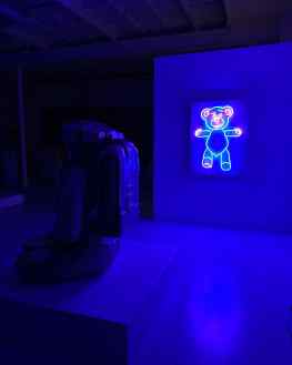 Would hang a Neon art piece in your house? 🐻⚡️..#neonart #contemporaryart #art