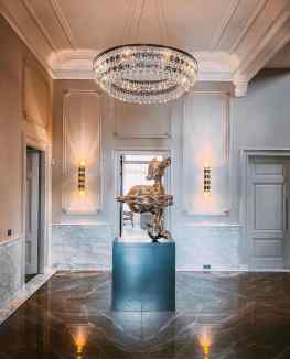 For me this is one of the most beautiful sculpture placements we have done.. a mix of classic and contemporary 🙏🏼❤️Or do you prefer purely modern? ..#contemporaryart #modernart #sculpture #josephklibansky #artcontemporain