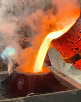 Here you can see how we pour the melted bronze into a rough sand shape to cast a part of my sculpture.All the parts have to be welded together and finished into a high gloss surface.🔥 after the process in this video we still have about 6 months of work…#art #sculptureart #contemporaryart #josephklibansky #modernart