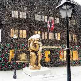 Does it ever snow where you live? ❄️ ..#contemporaryart #gstaad #snow #sculpture