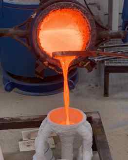 99% of artist don’t do their own bronze casting “in house” .. and I understand why..It’s a very labour intensive undertaking and you really need to build a dedicated team to help you.As you can see here it’s a delicate and well coordinated “dance” with a pot of molten metal that could go wrong in many different ways if you are not focused.But it’s also one of the most beautiful and satisfying parts of making ar for me 🙏🏼..#bronzesculpture #sculpture #art #streetart #contemporaryart #josephklibansky