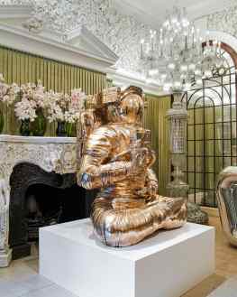 Would you choose the Buddha or the Poodle for in your house? 💭 ..#contemporaryart #annabelsmayfair #sculpture #josephklibansky #mayfair #kunst