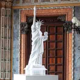 💭Have you even seen my sculpture “velvet revolution” before?  Here it was placed at Palazzo Frachetti. A beautiful palace in venice italy 🇮🇹 ❤️ #josephklibansky #venice #cityoflove #statueofliberty #newyorkcity #artlover
