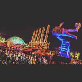Ok..ok.. how epic is this night view of my mega sculpture at the first day of lowlands!  Look at that crowd!🤘🏻🙏🏻😍🌈💕🦄@lowlands_fest #josephklibansky #contemporaryart #lowlands #sculpture #festival