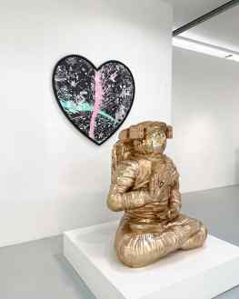 Would you go for the black splashed heart painting..? Or for the bronze Buddha Astronaut? 👩🏽‍🚀🖤.#newpainting #bronzesculpture #art #josephklibansky #contemporaryart