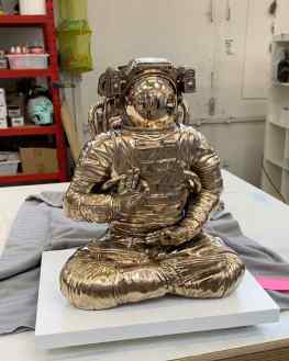 How do you like this super high detailed bronze sculpture?  It weighs about 70kg and takes months to create 🙌🏻..#art #kunst #contemporaryart #astronaut #josephklibansky #sculpture