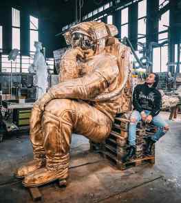 Here you can see my large bronze sculpture “the thinker” during the production process.It is not yet sitting on it’s bronze rock, that part is still under construction 🔨 Creating and placing a large public sculpture, always has a magical feeling.Just the thought that thousands or even millions of people will see it.. that is actually the dream of most artist.. getting your work seen…#publicsculpture #sculpture #art #contemporaryart #astronaut #astronautart #josephklibansky