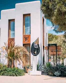 Yesterday we installed this amazing sculpture in Nammos village in Mykonos in front of the Louis Vuitton store.It will be on view the entire summer🙏🏻Who’s ready for mykonos?...#mykonos #louisvuitton #nammosmykonos #nammosvillage #art