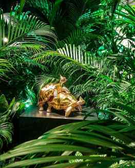Here you can see my first version of the sculpture “Baby we made it” as you might notice it is not high polished bronze like the others.  We created this “jungle room” in a palace in venice 🇮🇹 for my big exhibition in march 2016.  We didn’t make the deadline on this bronze piece so decided to cover it in 24karat gold leaf in stead.. giving it a slightly matter look.#veniceitaly #venice #contemporaryart #sculpture