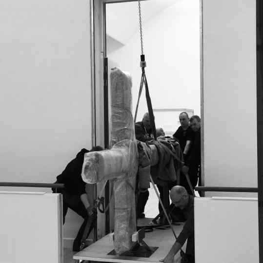 Hoisting a bronze #jesus cross of 600kg @fundatiezwolle 🙌🏻😇 #contemporaryart #josephklibansky #artcontemporain