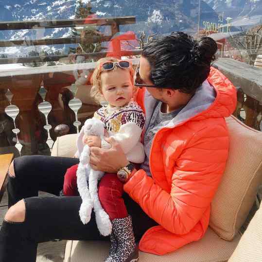 Quality time with my little #niece Cato-Colette 💙⛄️🦄. What a spectacular view from @chaletdadrien ! A must visit when in #verbier 🍦🙏🏻 #beautiful