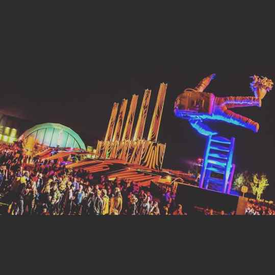 Ok..ok.. how epic is this night view of my mega sculpture at the first day of lowlands!  Look at that crowd!🤘🏻🙏🏻😍🌈💕🦄@lowlands_fest 
#josephklibansky #contemporaryart #lowlands #sculpture #festival