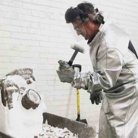 Cracking the ceramic shell after the bronze casting! Lets see what we have got🙏🏻🤗🍦🍕 #contemporaryart #sculpture #artlover #art ##josephklibansky