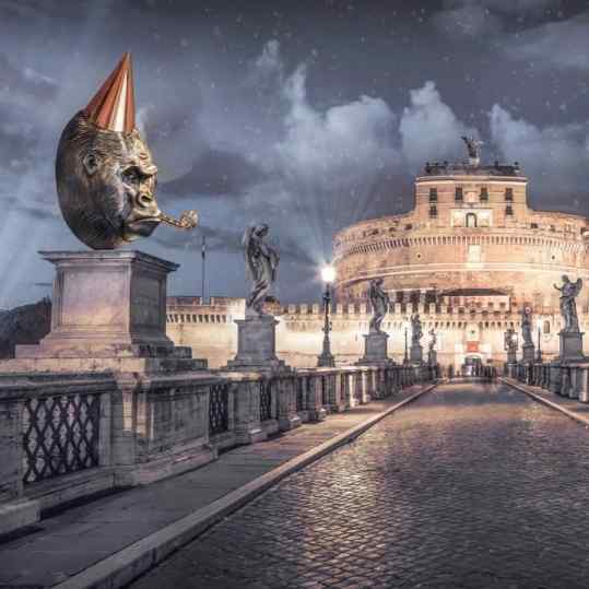 Have you seen the new sculpture in Rome? 💜
.
.
#rome #contemporaryart #sculpture  #gorilla