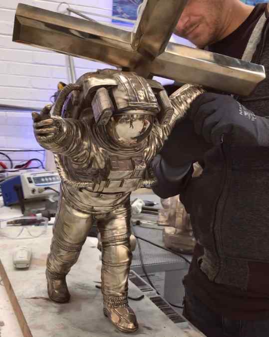 So...do we paint this bronze sculpture white like the other astronauts or leave it as it is..? .
#contemporaryart #sculpture #losangeles