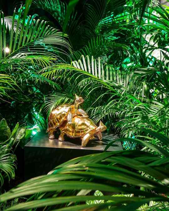 Here you can see my first version of the sculpture “Baby we made it” as you might notice it is not high polished bronze like the others.  We created this “jungle room” in a palace in venice 🇮🇹 for my big exhibition in march 2016.  We didn’t make the deadline on this bronze piece so decided to cover it in 24karat gold leaf in stead.. giving it a slightly matter look
.
#veniceitaly #venice #contemporaryart #sculpture