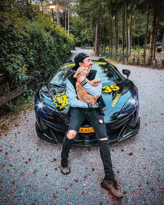 Are you a dog 🐕 or a cat 🐈 person?
Me and my baby @toypoodlegeorge took a nice drive through the forest to get some inspiration 🌳👀
.
.
#toypoodles #600lt #mclaren #artist