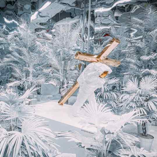 For my last exhibition in Guangzhou, China we created a large “white jungle” room for visitors to walk through.
We sourced hundreds of silk plants en painted them white by hand to get this effect.. to create the feeling of infinity we covered all the walls with acrylic mirrors 
.
.
#artexhibition #artworld #contemporaryart #josephklibansky #goungzhou