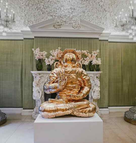 My bronze Sculpture “White Universe” at the entrance of Annabel’s Mayfair.
The meaning behind this piece is to find peace within.. In a world filled with white noise and clutter through technology, social media and dense urban environments , we need to turn within to find balance peace and harmony.
Technology is here expressed by the space suit and the Buddha pose showing a form of meditation.

#contemporaryart #annabelsmayfair #london #mayfair #artcontemporain