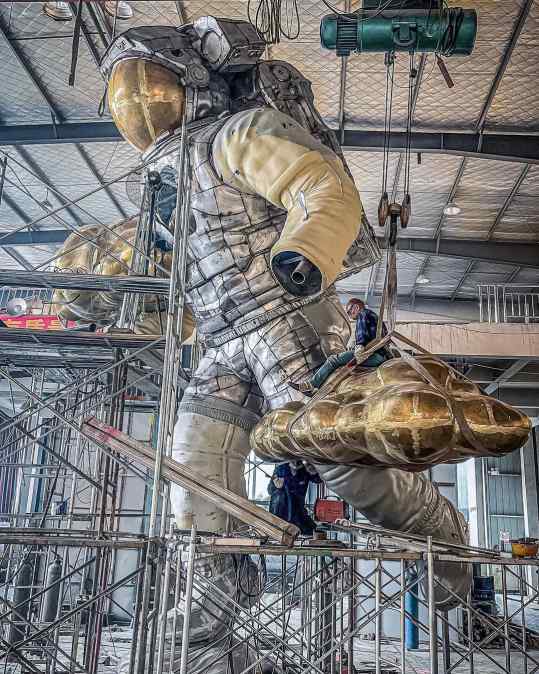 Here is a midway production shot of my new stainless steel and bronze sculpture.
As you can see when zooming in a bit, we have applied body filler and primer on some parts of the steel.
We will completely smoothen out the astronauts body and paint it white at the end 👩🏽‍🚀 you probably can see the shape of the bronze elements by now..?
.
#art #artist #design #artwork